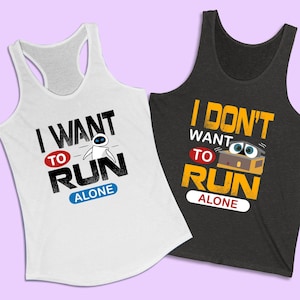 Könnte beinhalten: Zwei Tanktops mit weißem und schwarzem Hintergrund. Das weiße Tanktop hat eine Roboterfigur und den Text "I WANT TO RUN ALONE". Das schwarze Tanktop hat eine Roboterfigur und den Text "I DON'T WANT TO RUN ALONE".