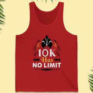 Pode incluir: Camisola de malha vermelha com um gráfico preto e dourado que diz "10K Has No Limit" com uma cabeça de gênio de desenho animado no centro.