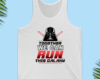 Puede incluir: Camiseta de tirantes blanca con una ilustración en blanco y negro de Darth Vader y el texto "Juntos podemos correr por esta galaxia" en rojo y blanco.