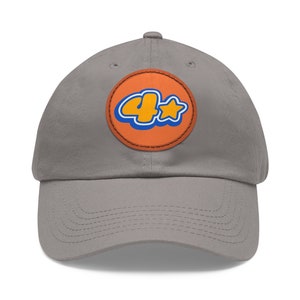 Op de afbeelding: Een grijze baseballpet met een oranje en blauwe patch met het nummer "4" met een ster. De patch heeft een witte omtrek.