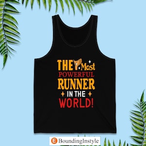 Pode incluir: Camisola de malha preta com o texto "THE Most POWERFUL RUNNER IN THE WORLD!" em letras amarelas e vermelhas. Uma raposa de desenho animado está correndo no texto. O texto "BoundingInstyle" está no canto inferior direito.