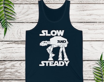 Puede incluir: Un tanque azul marino con un gráfico blanco de un caminante AT-AT de Star Wars y el texto "SLOW AND STEADY".