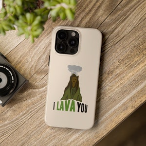 I Lava You、全モデルの iPhone ケース、レレ女性火山、ディズニー ピクサー溶岩アニメーション、ウク レレ ハワイカップル火山、丈夫でスリムなモバイルケース