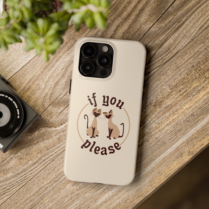 K&ouml;nnte beinhalten: Eine wei&szlig;e iPhone-H&uuml;lle mit einer Grafik von zwei siamesischen Katzen und dem Text "if you please".