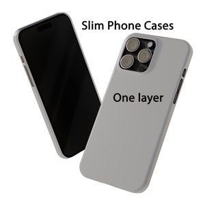 K&ouml;nnte beinhalten: Eine schlanke Handyh&uuml;lle in Grau mit einem Kamera-Ausschnitt und dem aufgedruckten Text "One layer". Die H&uuml;lle ist f&uuml;r ein Handy mit einem Dreifach-Kamerasystem konzipiert. Schlanke Handyh&uuml;llen.