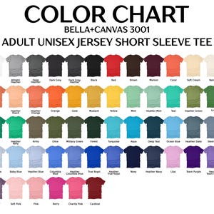 Puede incluir: Carta de colores para camisetas unisex de manga corta de punto de adulto. La carta muestra una variedad de colores, incluyendo blanco, negro, rojo, azul, verde y amarillo. El texto "COLOR CHART" est&aacute; en la parte superior.