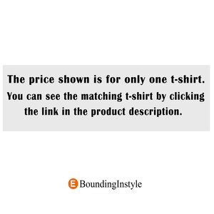 Puede incluir: Texto sobre un fondo blanco que dice: "El precio mostrado es para una sola camiseta. Puedes ver la camiseta a juego haciendo clic en el enlace de la descripci&oacute;n del producto." Debajo del texto hay un logotipo que dice "BoundingInstyle".