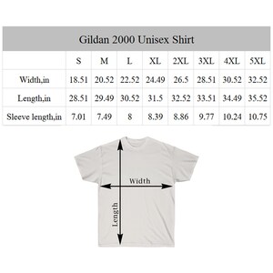 Puede incluir: Una camiseta unisex blanca Gildan 2000 con medidas de ancho, largo y largo de manga en pulgadas. Las tallas van de la S a la 5XL. El ancho var&iacute;a de 47 cm a 82,6 cm.