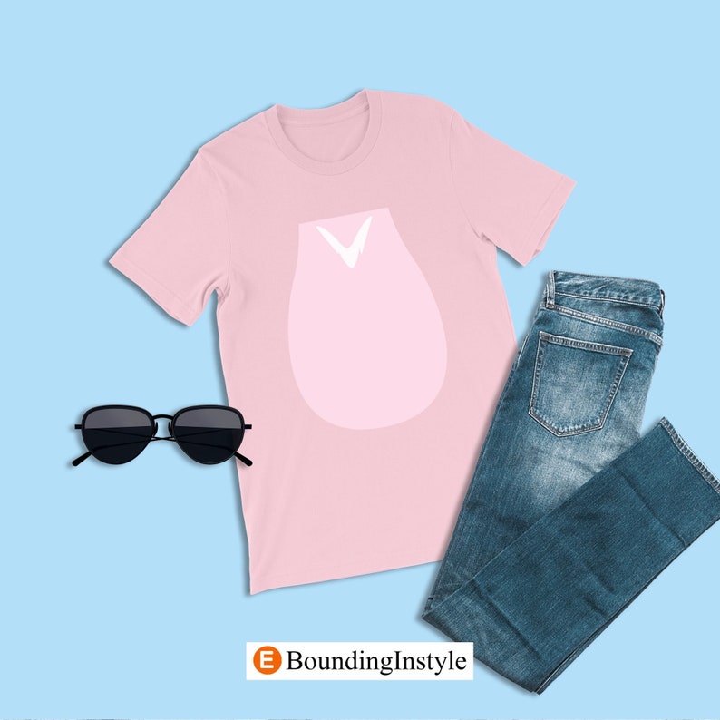 Pu&ograve; includere: Una maglietta rosa con una grafica bianca di un bocciolo di fiore stilizzato. La maglietta &egrave; abbinata a jeans blu e occhiali da sole neri.
