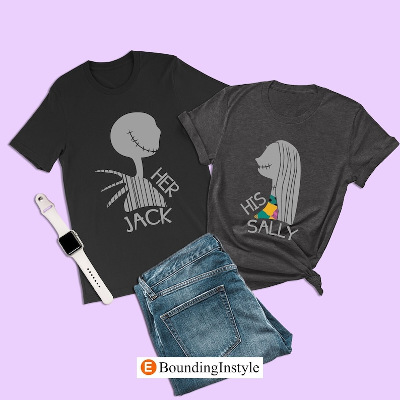 K&ouml;nnte beinhalten: Zwei schwarze T-Shirts mit einem grafischen Aufdruck von Jack und Sally aus dem Film Nightmare Before Christmas. Der Text auf den Shirts lautet "Her Jack" und "His Sally".
