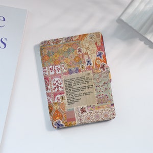 以下が含まれることがあります： 古い映画を見てゆっくりと会話をすることについて書かれた、カラフルな模様のついた本の表紙。引用は白地に黒文字で印刷されています。表紙には、さまざまな蝶と花の模様が描かれています。