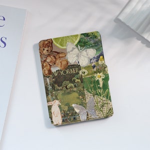 Puede incluir: Un collage de imágenes sobre un fondo verde. El collage incluye un osito de peluche, una mariposa, una lima, un conejo y una portada de revista con el texto "New Yorker".