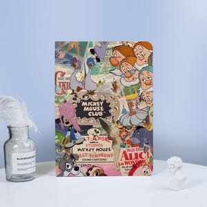 Puede incluir: Un collage colorido con varios personajes de Disney y gráficos vintage. El diseño incluye imágenes de Mickey Mouse, los Siete Enanitos y otros personajes clásicos, con el texto "MICKEY MOUSE CLUB" en un lugar destacado.