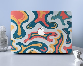 Könnte beinhalten: Eine Laptop-Hülle mit einem abstrakten Muster aus fließenden, organischen Formen in Korallenrot, Petrol und Senfgelb auf hellgrauem Grund, mit einer mittigen Aussparung für das weiße Apple-Logo auf der rechteckigen Oberfläche.