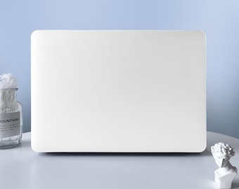 Op de afbeelding: Een effen witte rechthoekige laptophoes met afgeronde hoeken. Het oppervlak is glad en mat, wat zorgt voor een strak en uniform uiterlijk. Deze beschermende schaal is ontworpen om over de buitenkant van een laptopdeksel te passen.