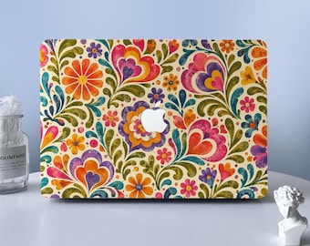Könnte beinhalten: Eine Laptop-Hülle mit einem lebendigen, mehrfarbigen Blumenmuster auf cremefarbenem Hintergrund. Das Design zeigt stilisierte Blumen und Blätter in Orange-, Rosa-, Lila-, Türkis- und Grüntönen mit einem zentralen Ausschnitt für das Apple-Logo.