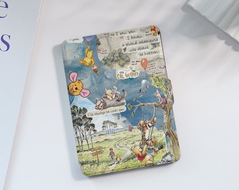 Peut inclure: Un carnet à thème Winnie l'ourson avec un fond bleu et des illustrations de Winnie l'ourson, Porcinet, Tigrou et Bourriquet. Le carnet porte les inscriptions "I'll always be with you." et "Oh, bother."