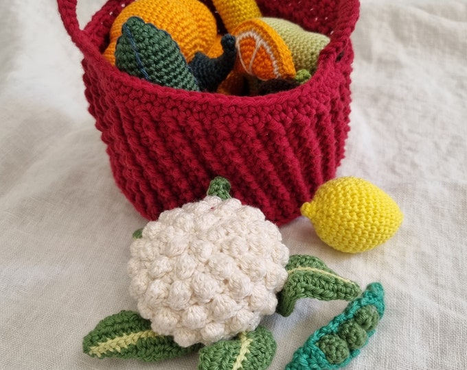 Crocheted fruits and vegetables in a basket, 10 fruits and vegetables in a basket, variant 3, cauliflower, pumpkin, bell pepper