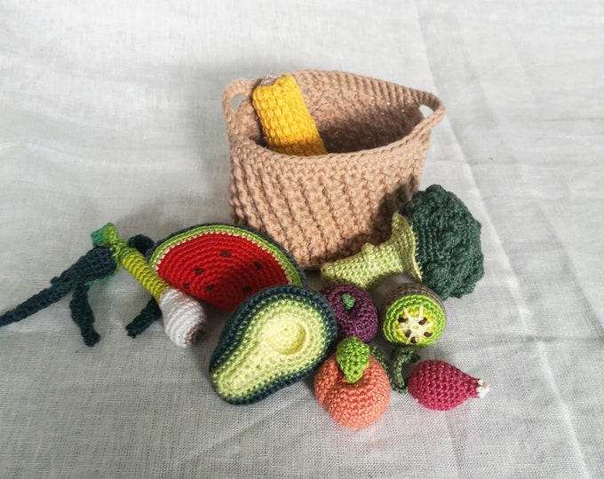Fruits and vegetables, 10 pieces of fruits and vegetables in a basket