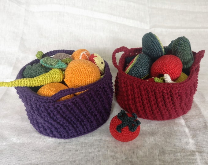 Crocheted fruits and vegetables in two baskets, 32 fruits and vegetables