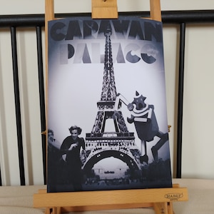 Puede incluir: Una foto en blanco y negro de la Torre Eiffel con el texto "CARAVAN PALACE" en la parte superior. Tres personas están de pie frente a la torre, y un personaje de dibujos animados está de pie a la derecha de la torre.