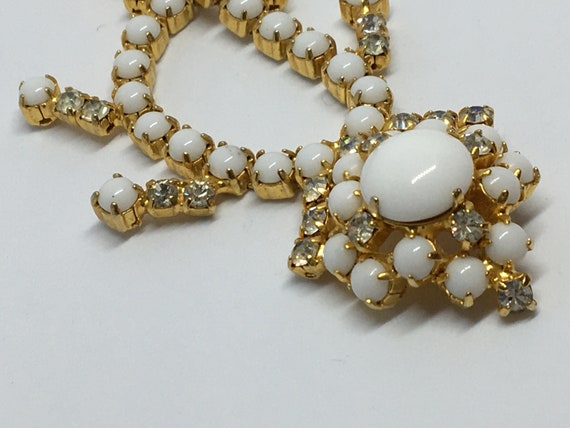 Vintage 1950s Gold Tone Milk Stone and Diamante N… - image 9