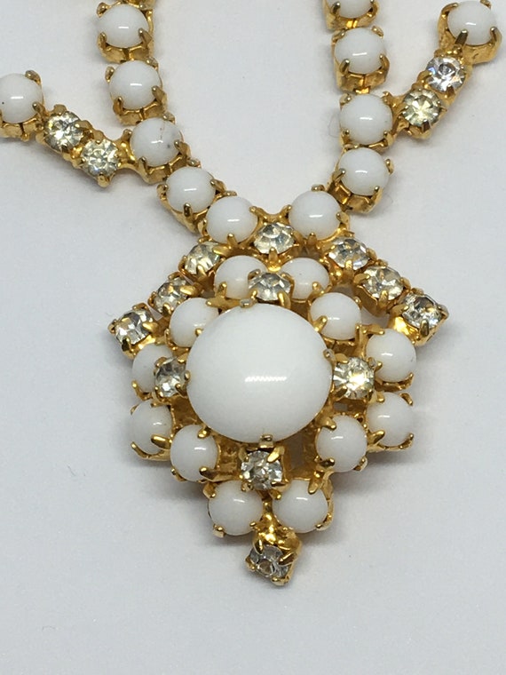 Vintage 1950s Gold Tone Milk Stone and Diamante N… - image 10