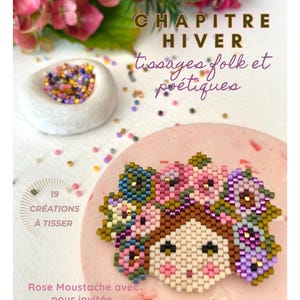 Peut inclure: Une œuvre d'art perlée colorée représentant un visage de femme avec une coiffe florale. L'image comprend le texte "CHAPITRE HIVER tissages folk et poétiques" et "19 CRÉATIONS À TISSER". L'œuvre est sur une surface rose avec un bol en pierre blanc rempli de perles.