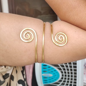 Upper arm cuff arm band spiral handmade made of brass, jewelry