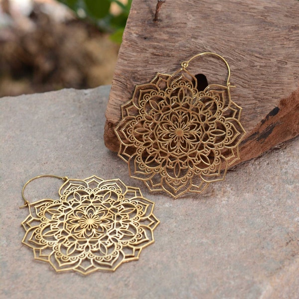 Boucles d'oreilles mandala fleur de lotus, boucles d'oreilles tendance en laiton doré, boucles d'oreilles bohèmes, boucles d'oreilles mandalas, bijoux faits main, boucles d'oreilles bohèmes