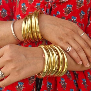 Ręcznie robiona indyjska złota bransoletka z mosiądzu: masywna, ręcznie robiona bransoletka, prezent na Walentynki dla niej