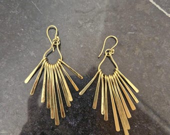Pendientes colgantes de flecos de latón: joyas bohemias con un toque dorado