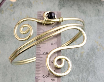 Oberarm Manschette Armand Spirale handgefertigt aus Messing, Schmuck