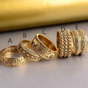 Anello in ottone dorato fatto a mano: fede nuziale di grande impatto.