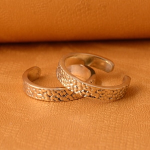 Gold Zehenring, gehämmerter Gold Zehenring, Minimalistischer Schmuck, verstellbarer Zehenring, Midi Ring, Fuß Schmuck, kleiner Ring, Strandschmuck