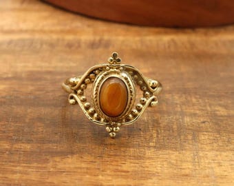 Handgefertigter Mandala-Ring mit Tigerauge, ethnisches Messing, zarter Boho-Schmuck