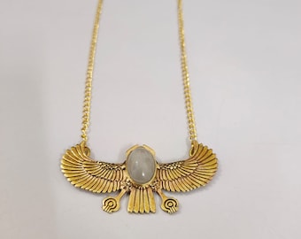 Collar de escarabajo: Latón dorado, colgante egipcio de piedra lunar.