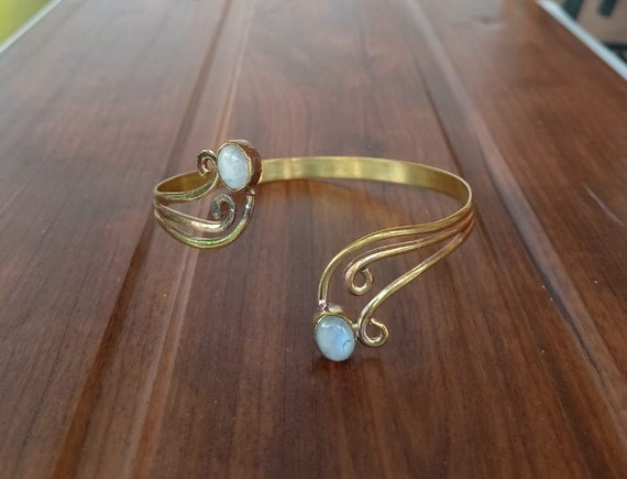 Bracelet de manchette avec pierre de lune dorée, spirale faite à la main en laiton, bijoux
