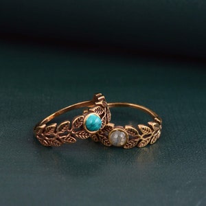 Anello fatto a mano in ottone con foglia: pietra di luna e turchese