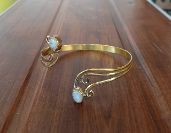 Bracelet de manchette avec pierre de lune dorée, spirale faite à la main en laiton, bijoux