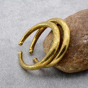 Bracelet manchette fleur et feuille en laiton doré, bracelet jonc ouvert doré, bracelet empilable inspiré de la nature, bijoux minimalistes, large bracelet manchette