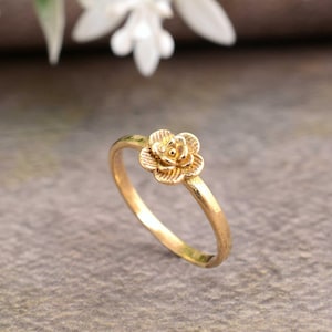 Anillo de rosa, anillo de flores, anillo floral, anillo de latón dorado, anillo delicado, anillo apilable, joyería de rosa, anillo llamativo, regalo para ella, regalo de San Valentín