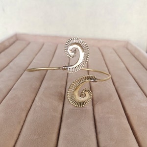 Upper arm cuff arm band spiral handmade made of brass, jewelry