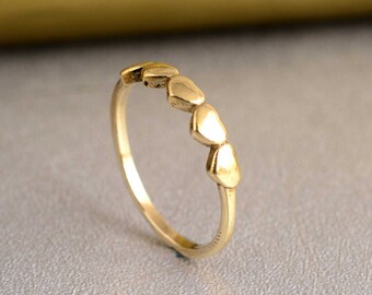 Hjärtring i massivt guld: Minimalistisk mässingsring med statementmotiv