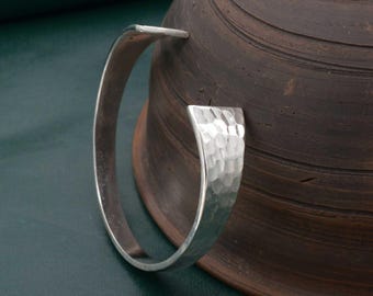 Brazalete rígido de latón martillado hecho a mano, unisex, ajustable