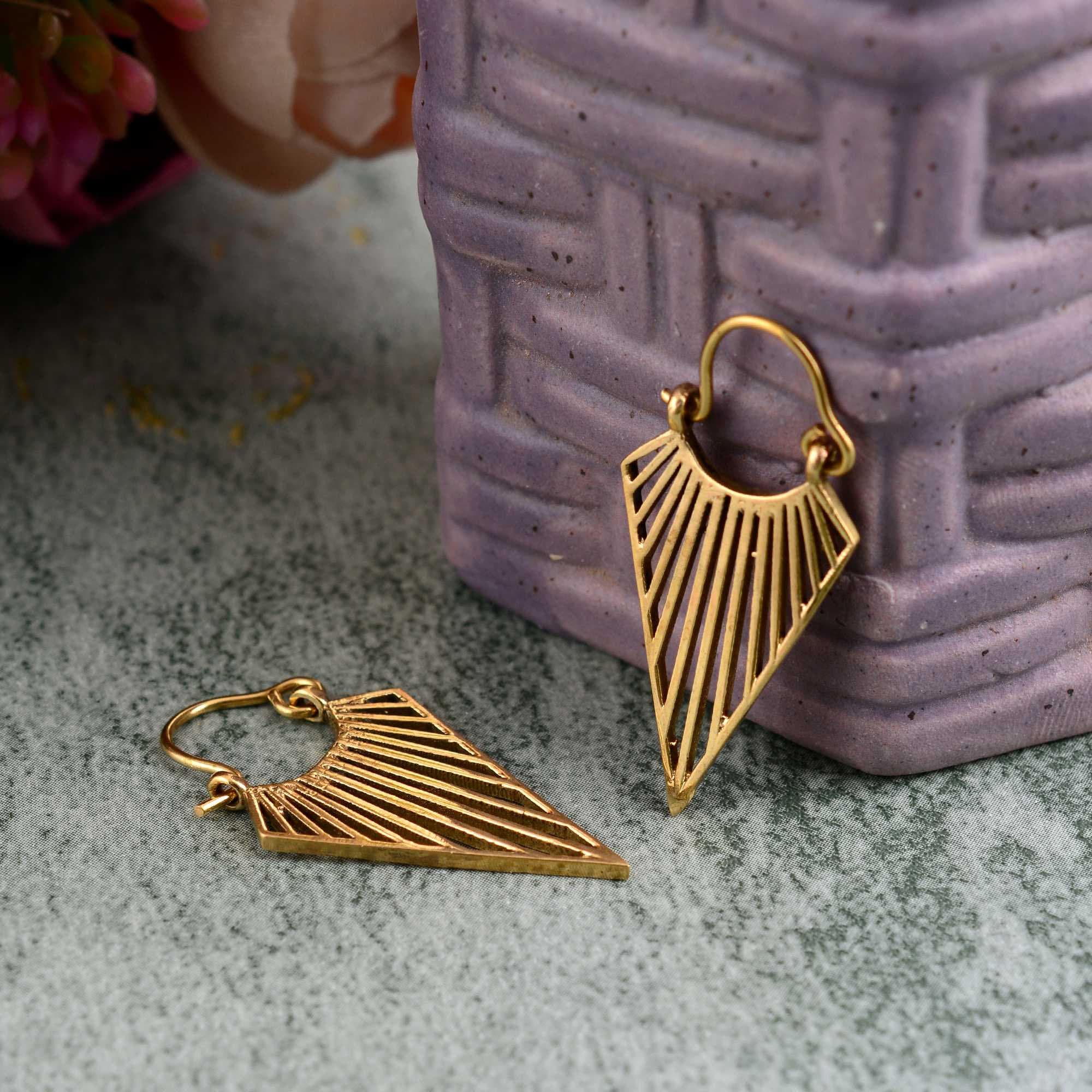 ピアス [BLACKMUSE] Glam gold tone triangle Earrings 14K Triangle Earrings, 18K Triangle Hoop Earrings, Geometric