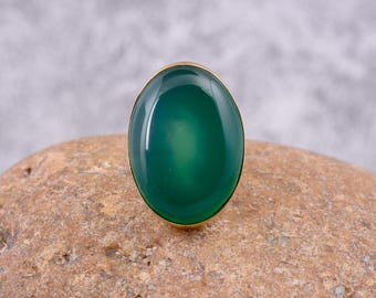 Anillo de ónix verde hecho a mano, joyería llamativa de latón, diseño minimalista bohemio.