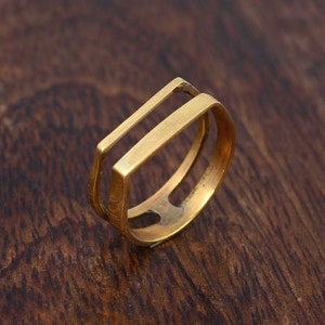 Doppelstabring aus Messing: Moderner geometrischer Stapelring