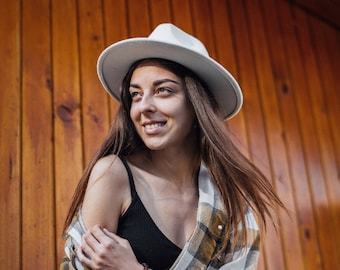 Chapeau fedora blanc, chapeau de mariage à large bord, tenue de garden-party