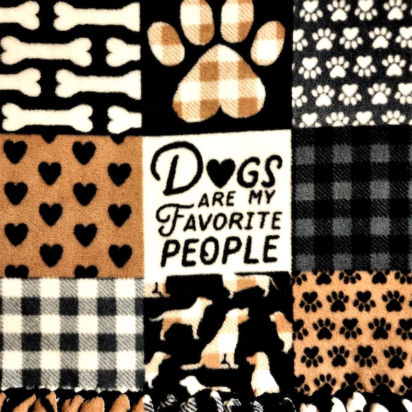 Los perros son mis personas favoritas. Manta polar grande con nudo.